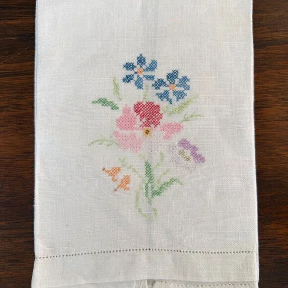 Adorable Dainty Vintage Hand Embroidered Hand Towel Set - Picture 2 of 9